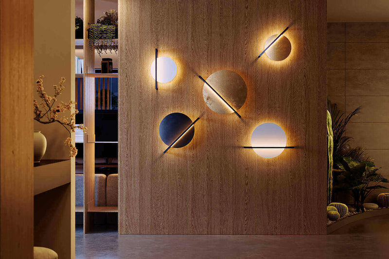 Moderne Wandleuchten in einem stilvollen Raum mit Holzoberfläche und Geschmack für s.luce.