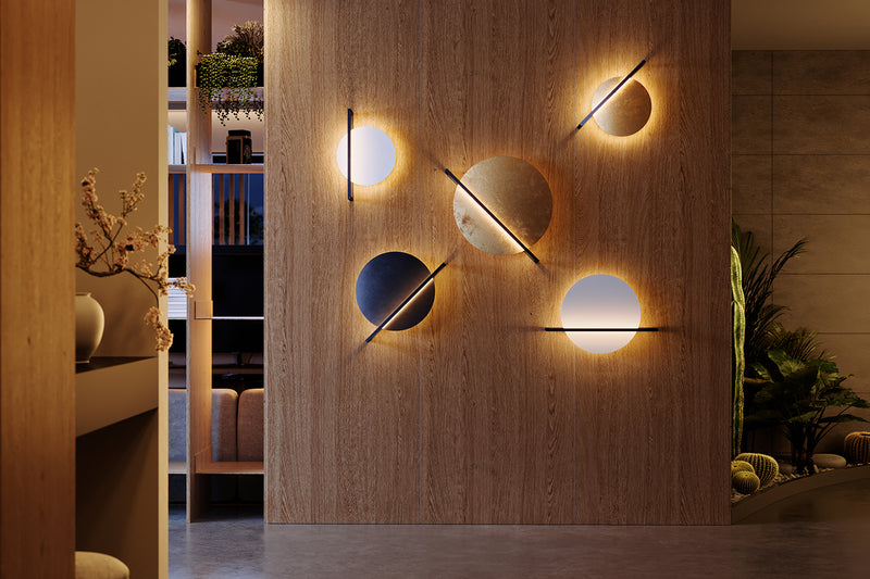 Moderne Wandleuchten in einem stilvollen Raum mit Holzoberfläche und Geschmack für s.luce.