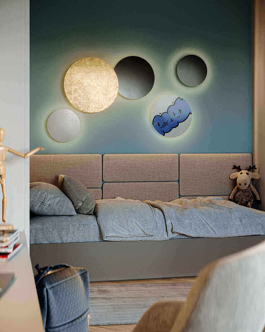 Gemütliches Schlafzimmer mit kreativen Wandlichtern und weichen Textilien, ideal für ein modernes Zuhause.