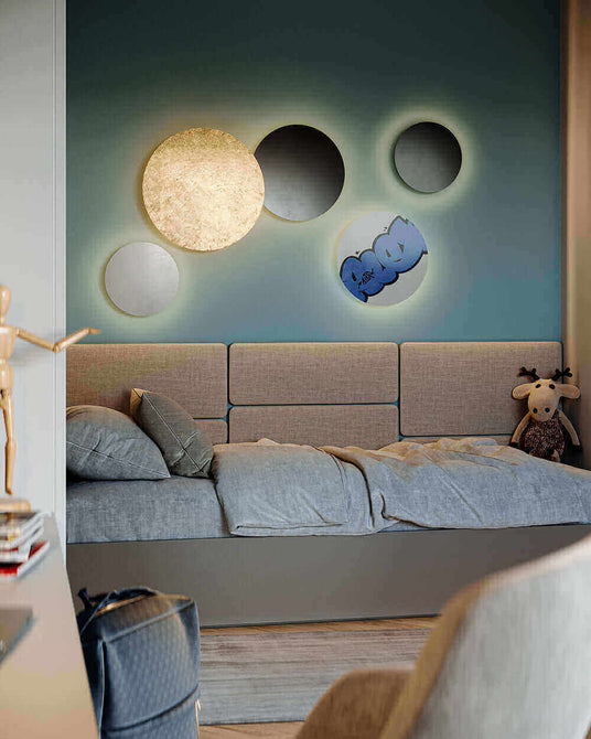 Gemütliches Schlafzimmer mit kreativen Wandlichtern und weichen Textilien, ideal für ein modernes Zuhause.