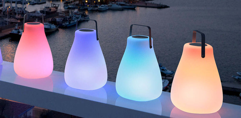 Bunte LED-Leuchten in Form von Glühbirnen, beleuchten den Hafen bei Nacht, stimmungsvolle Atmosphäre.