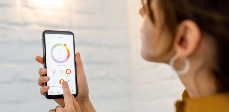 Eine Person nutzt ein Smartphone, um eine App zur Überwachung von Lebensgewohnheiten zu steuern.