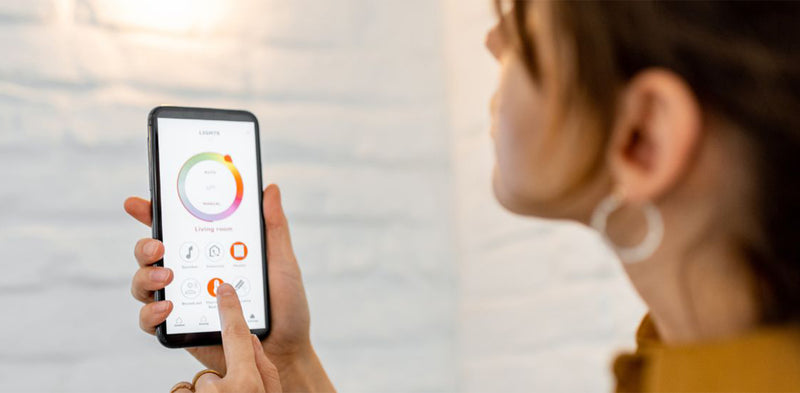 Eine Person nutzt ein Smartphone, um eine App zur Überwachung von Lebensgewohnheiten zu steuern.