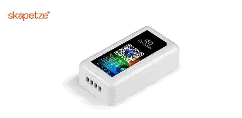 LED Controller von Skapetze, weißes Gehäuse mit QR-Code und buntem Display für Lichtsteuerung.
