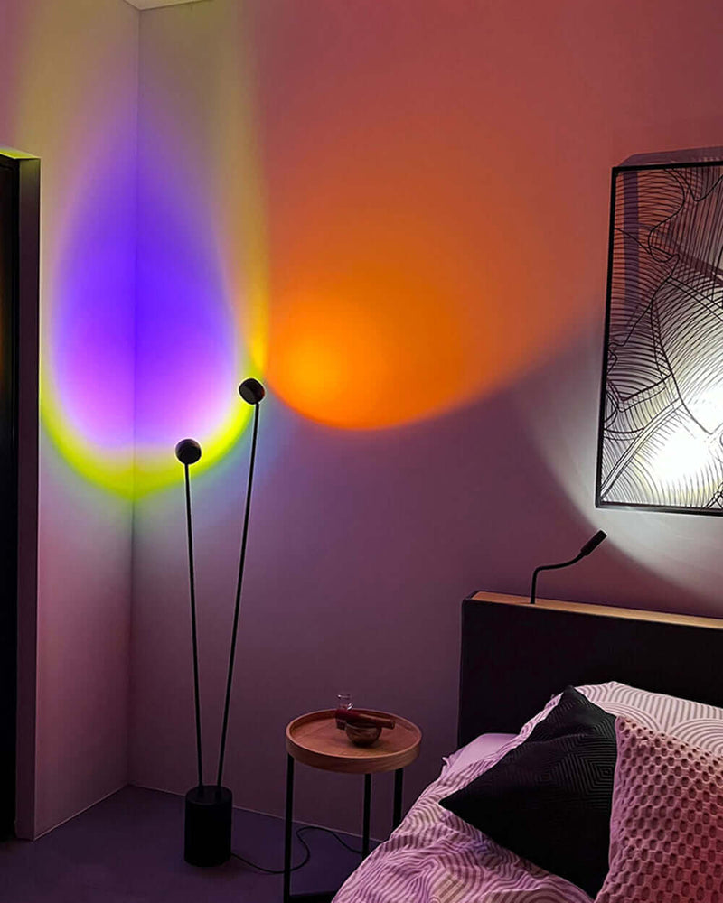 Modernes Schlafzimmer mit bunten Lichtakzenten, inkl. Stehlampe und designorientierter Wanddekoration.