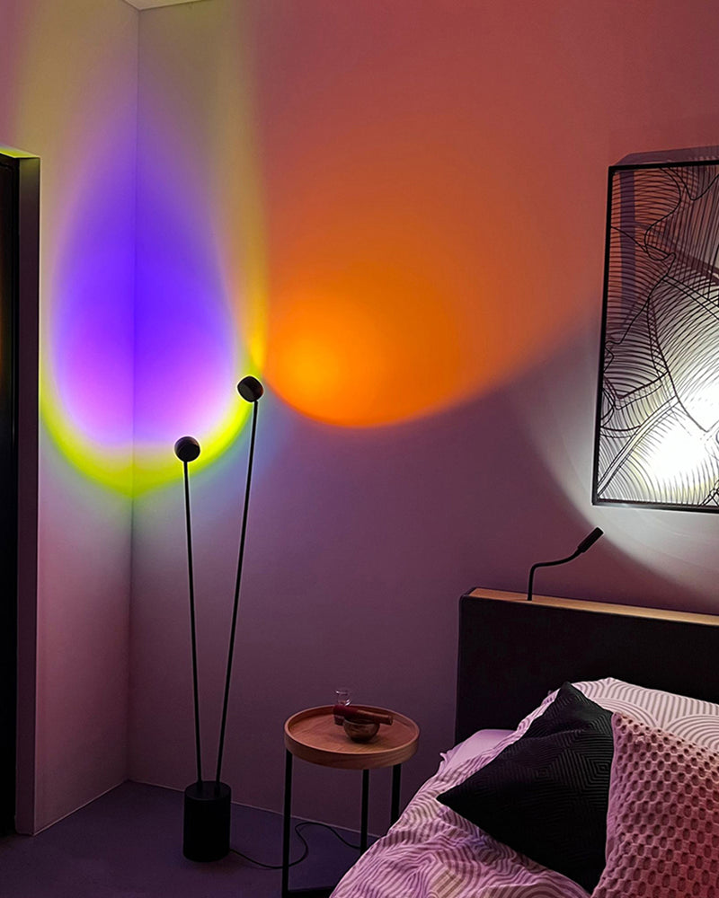 Modernes Schlafzimmer mit bunten Lichtakzenten, inkl. Stehlampe und designorientierter Wanddekoration.