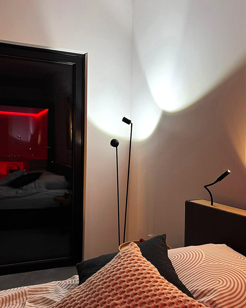 Gemütliches Schlafzimmer mit modernem Lichtdesign und weichen Kissen auf dem Bett.