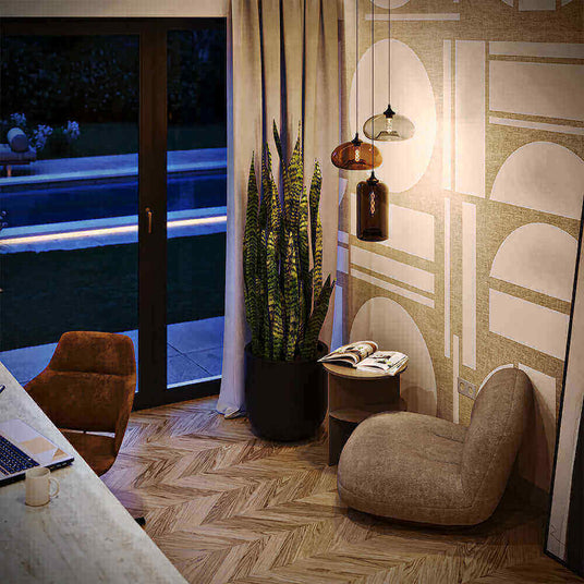 Gemütlicher Wohnbereich mit Pflanzen, stilvoller Beleuchtung und moderner Einrichtung bei Nacht.