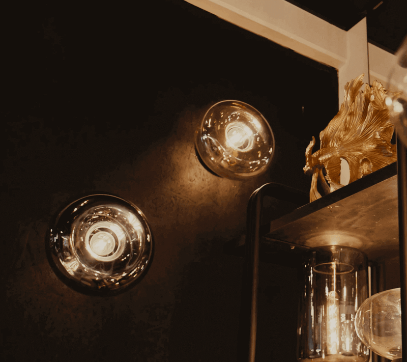 Elegante Wandleuchten und goldene Dekoration in modernem Raum mit stilvollem Lichtdesign.