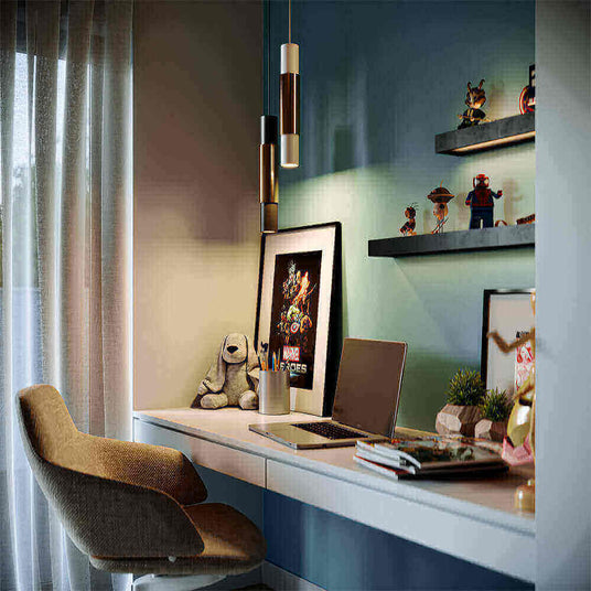 Stylischer Arbeitsplatz mit moderner Beleuchtung, Möbeln und Dekoration im Hintergrund, ideal für Kreativarbeiten.