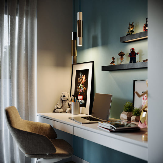 Stylischer Arbeitsplatz mit moderner Beleuchtung, Möbeln und Dekoration im Hintergrund, ideal für Kreativarbeiten.