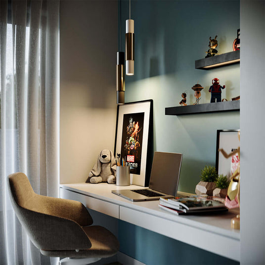 Stylischer Arbeitsplatz mit moderner Beleuchtung, Möbeln und Dekoration im Hintergrund, ideal für Kreativarbeiten.