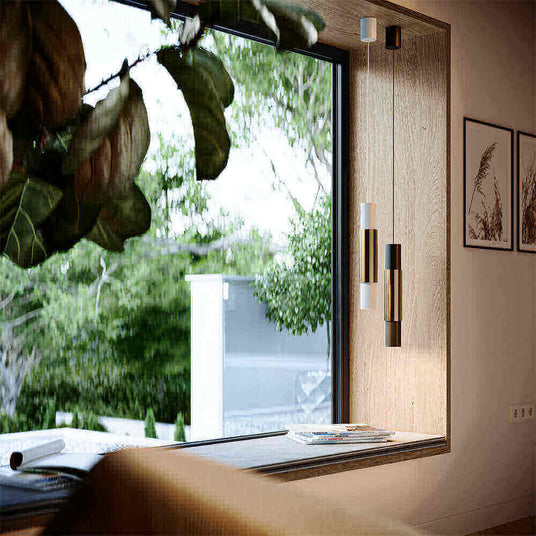 Moderne Fensteransicht mit Pflanzen und minimalistischer Beleuchtung im Raum.