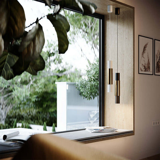 Moderne Fensteransicht mit Pflanzen und minimalistischer Beleuchtung im Raum.