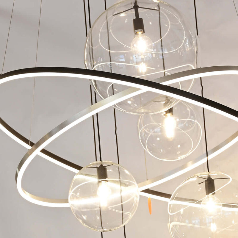 Moderne Hängeleuchte mit gläsernen Kugeln und einem klaren Design für stilvolle Innenräume.