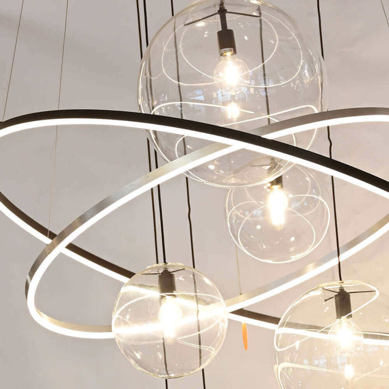 Moderne Hängeleuchte mit gläsernen Kugeln und einem klaren Design für stilvolle Innenräume.