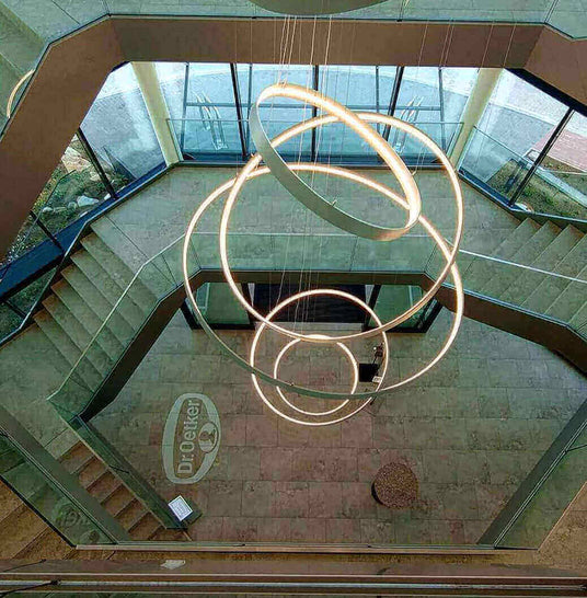 Schicke Treppe mit modernen runden Leuchten im Dr. Oetker Gebäude.