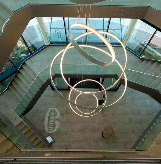 Schicke Treppe mit modernen runden Leuchten im Dr. Oetker Gebäude.