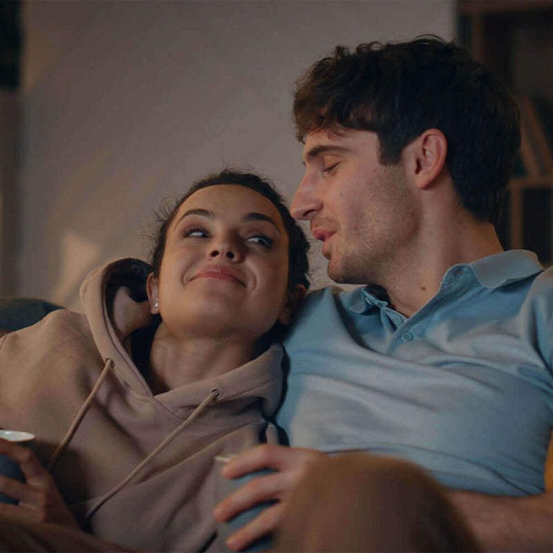 Luce und ihre Freude genießen einen entspannten Abend zusammen auf der Couch.