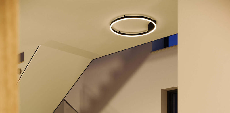 Modernes Deckenlicht in kreisförmiger Form, das einen eleganten Akzent im Innenraum setzt.