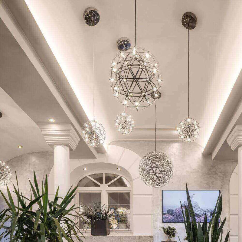 Moderne Hängeleuchten im eleganten Raumdesign mit Pflanzen und Fernseher im Hintergrund.