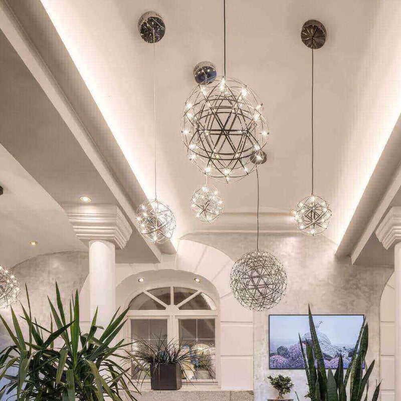 Moderne Hängeleuchten im eleganten Raumdesign mit Pflanzen und Fernseher im Hintergrund.