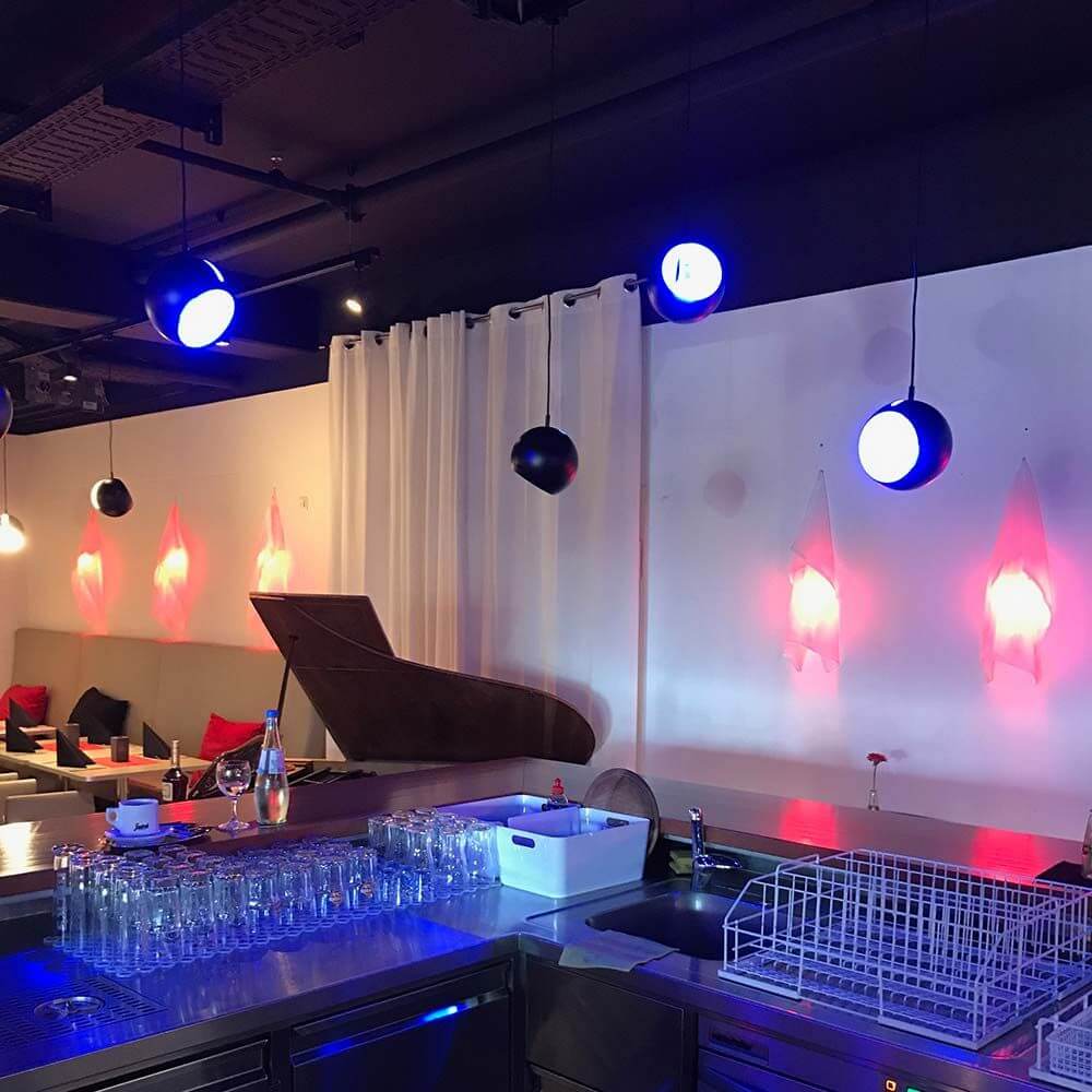 Fernbedienung für Leuchtmittel & Strip RGB + CCT - stilvolles Lichtspiel in einer modernen Bar.