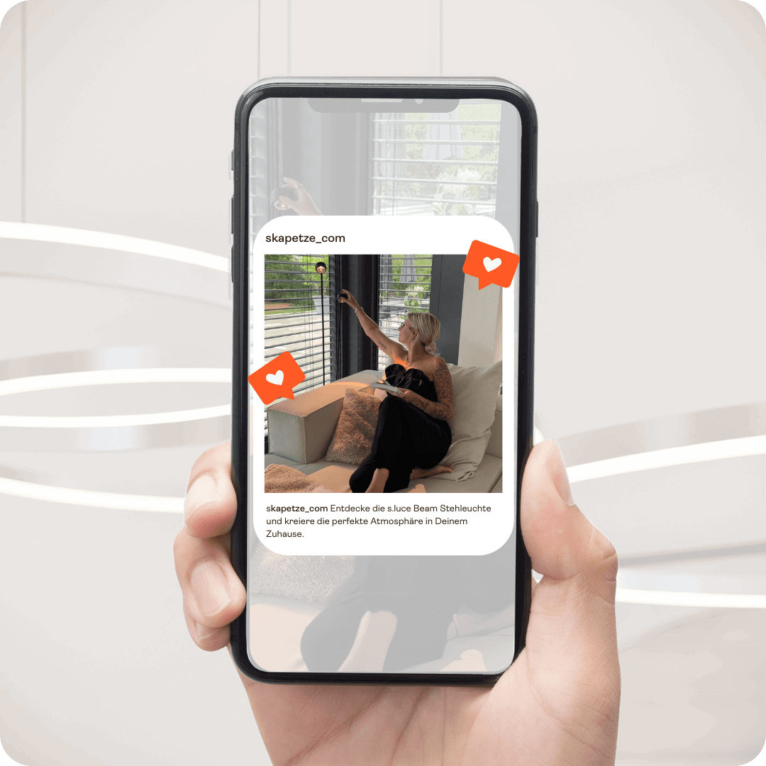Smartphone zeigt gemütliche Wohnatmosphäre mit stilvollen Dekorationselementen und einer Person, die sich entspannt.