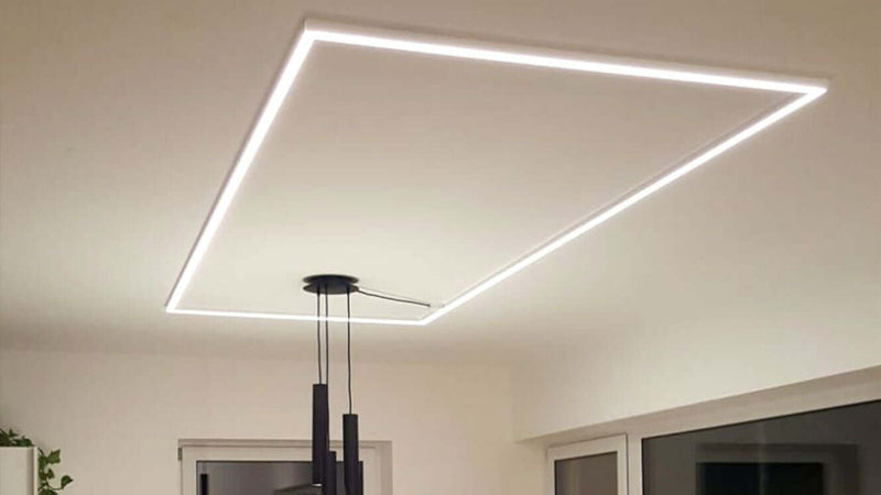 Moderne Deckenleuchte mit LED-Licht in quadratischer Form in einem hellen Raum.