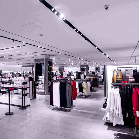 Modernes Modegeschäft mit stilvollen Regalen und Beleuchtung, perfekt für aktuelle Modetrends.