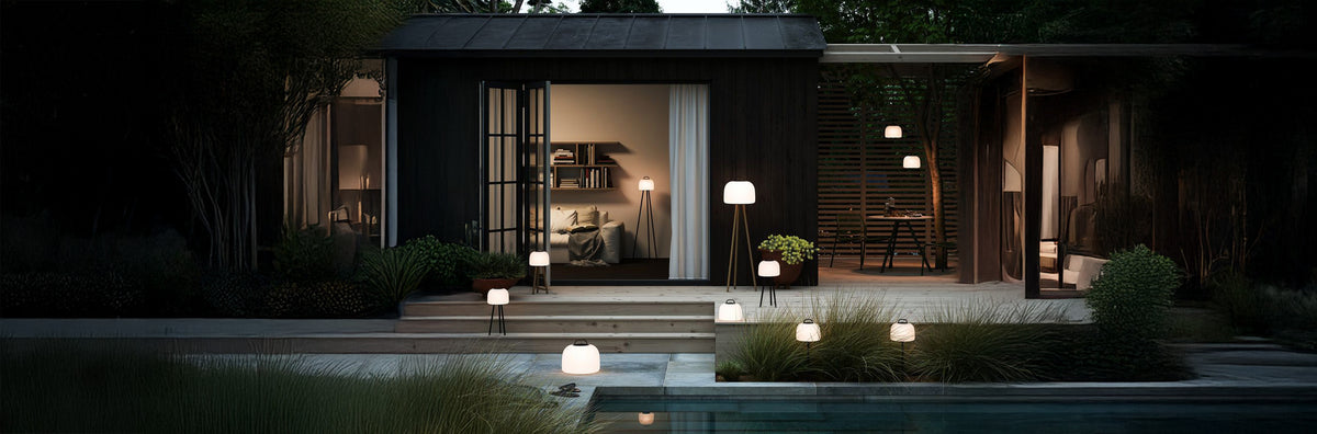 Modern Haus mit beleuchtetem Garten und gläsernem Pool bei Nacht, umgeben von Pflanzen und ruhiger Atmosphäre.