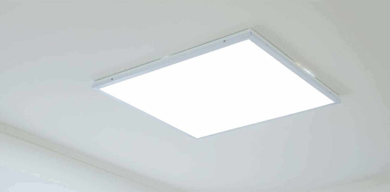 Deckenleuchte in quadratischer Form, helles LED-Licht, ideal für moderne Innenräume.