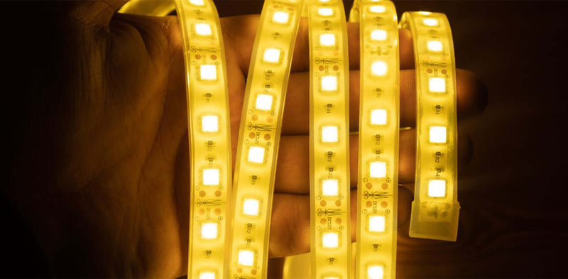 Helle LED-Lichtstreifen in der Hand, ideal für dekorative Beleuchtung und kreative Anwendungen.