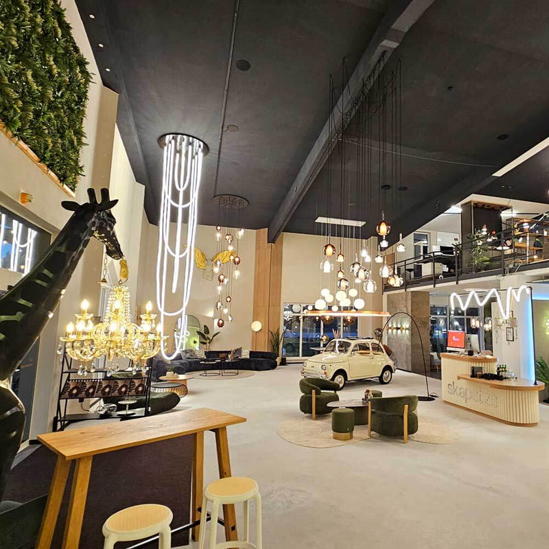 Futuristischer Hotel-Lobby mit ungewöhnlicher Dekoration, hängenden Lampen und einem alten Auto.