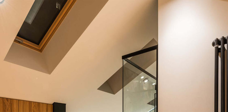 Moderne Wohnraumgestaltung mit Dachfenster und Glaskabine, stilvolles Interieur im minimalistischen Stil.