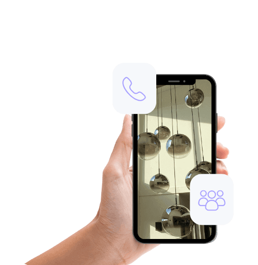 Hand hält ein Smartphone mit Anruf- und Personen-Symbolen, zeigt moderne Innenausstattung.