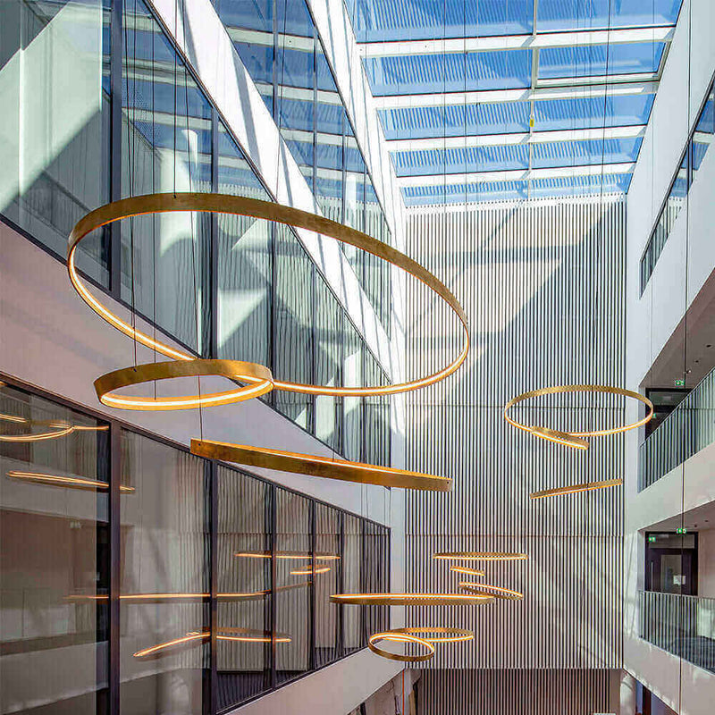 Moderne Leuchten in einem lichtdurchfluteten Innenraum mit großzügigen Fenstern und eleganten Linien.