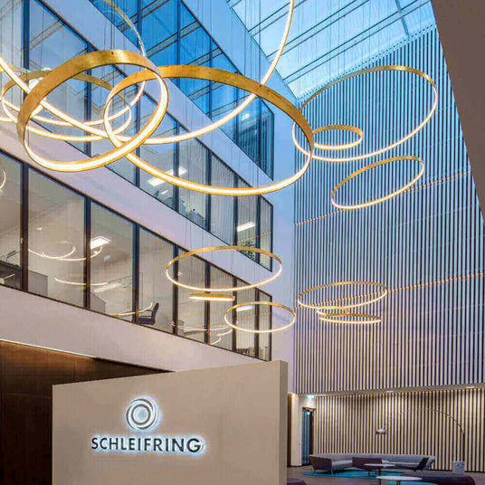 Moderne Innenarchitektur mit schwebenden Lichtinstallationen im Bürogebäude von Schleifring.