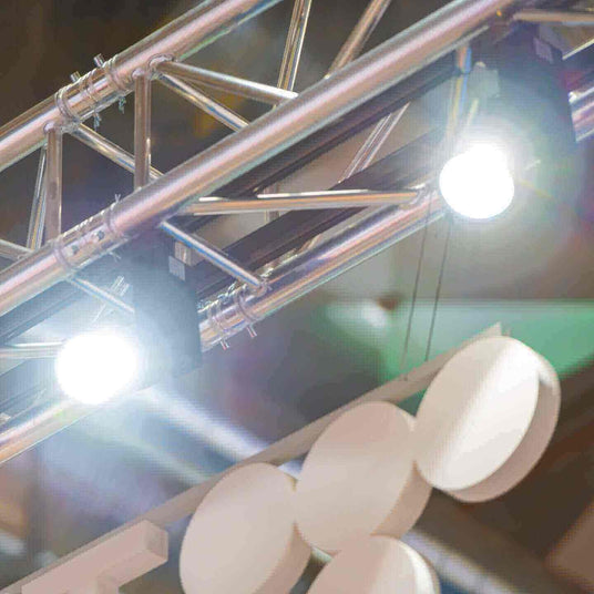 Beleuchtungssystem mit Strahlern an einer Metalltraverse für Veranstaltungen und Ausstellungen.