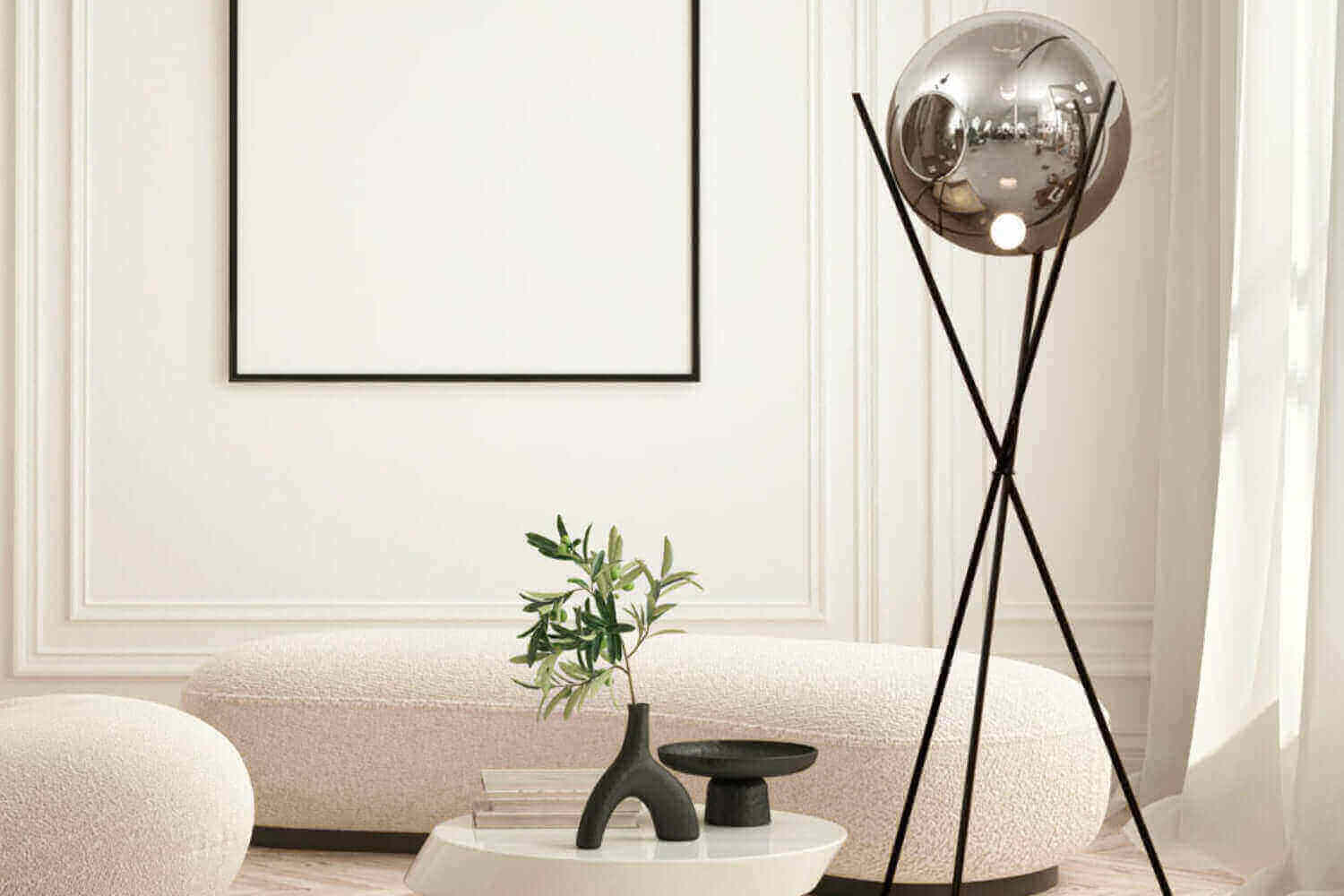 Stilvolles Wohnzimmer mit einer modernen Stehlampe, minimalistischen Möbeln und frischen Pflanzen.