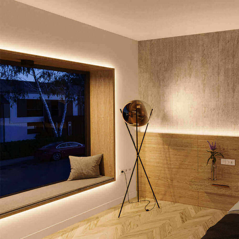 Gemütliches Schlafzimmer mit Blickfang-Fenster, moderner Stehlampe und warmem Licht.