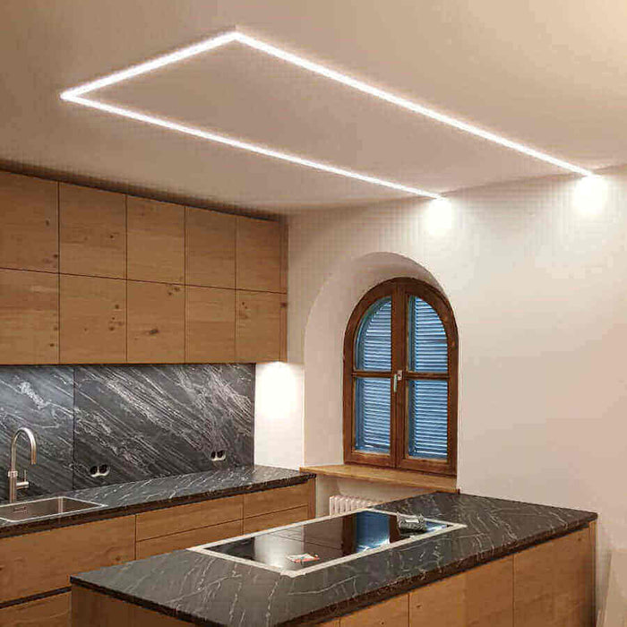 Moderne Küche mit Holzschränken und stilvollem schwarzen Marmortisch, beleuchtet von LED-Lichtlinien.