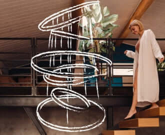 Eine Frau in einem weißen Morgenmantel, die eine Treppe hinuntergeht, umgeben von Pflanzen und einer kreativen Grafik.