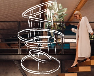 Eine Frau in einem weißen Morgenmantel, die eine Treppe hinuntergeht, umgeben von Pflanzen und einer kreativen Grafik.