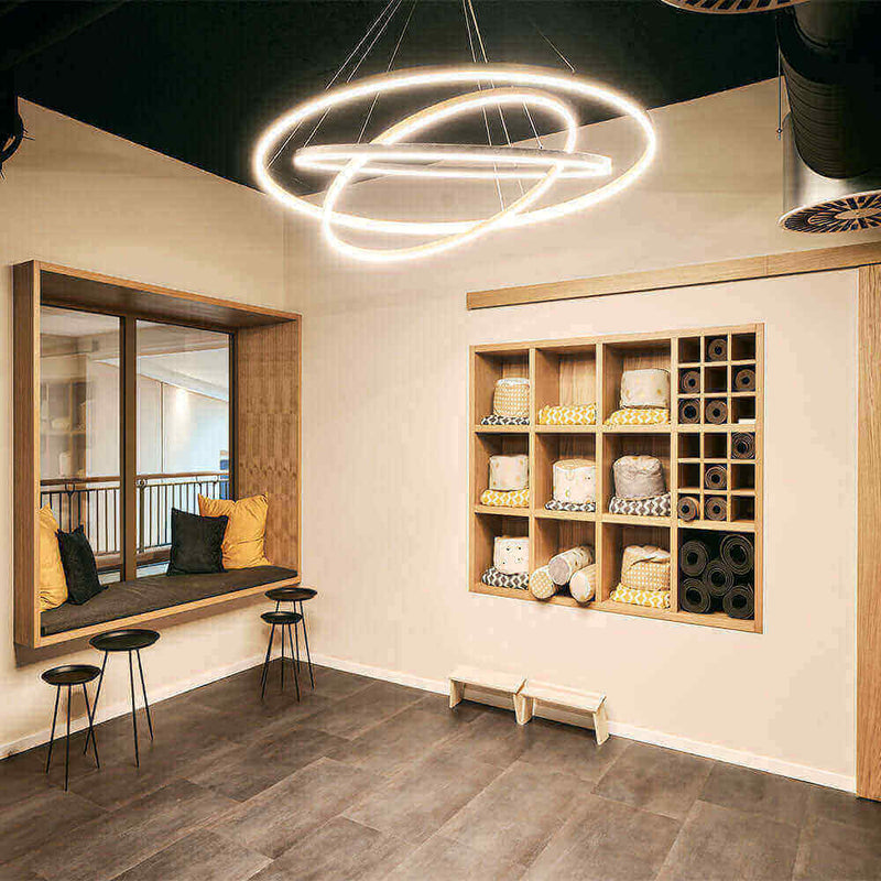 Heller Raum mit modernem Design, Holzregalen und Yoga-Matten, ideal für Entspannung oder Fitness-Aktivitäten.