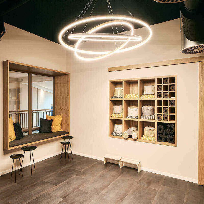Heller Raum mit modernem Design, Holzregalen und Yoga-Matten, ideal für Entspannung oder Fitness-Aktivitäten.