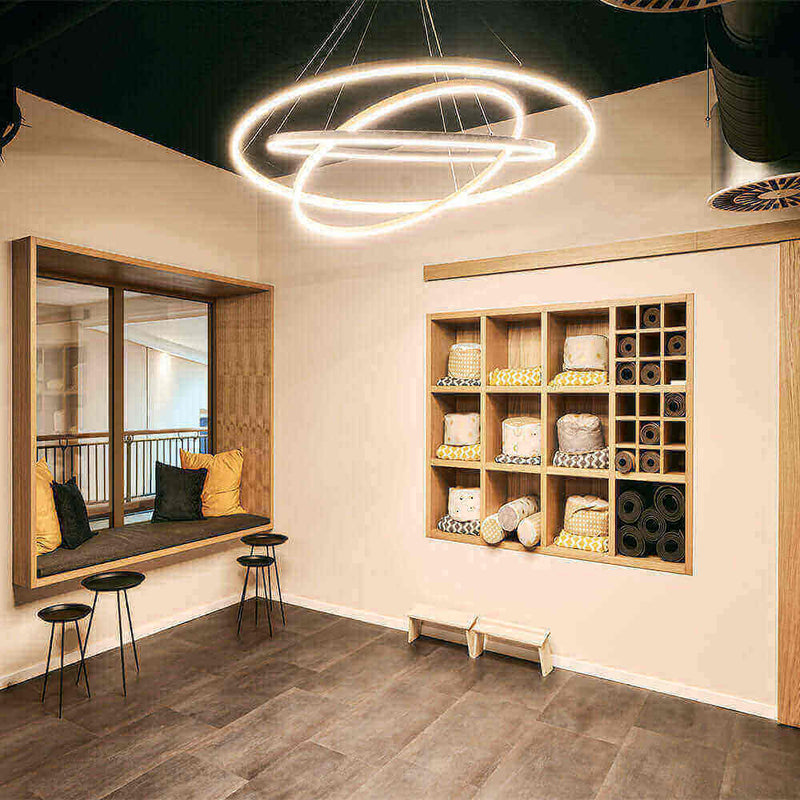 Heller Raum mit modernem Design, Holzregalen und Yoga-Matten, ideal für Entspannung oder Fitness-Aktivitäten.