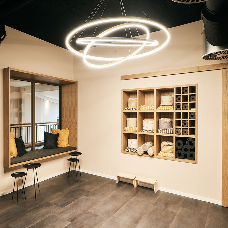 Heller Raum mit modernem Design, Holzregalen und Yoga-Matten, ideal für Entspannung oder Fitness-Aktivitäten.
