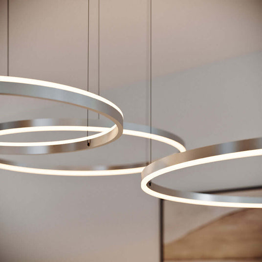 Elegante Hängeleuchten im minimalistischem Design, perfekte Lichtquelle für moderne Räume.