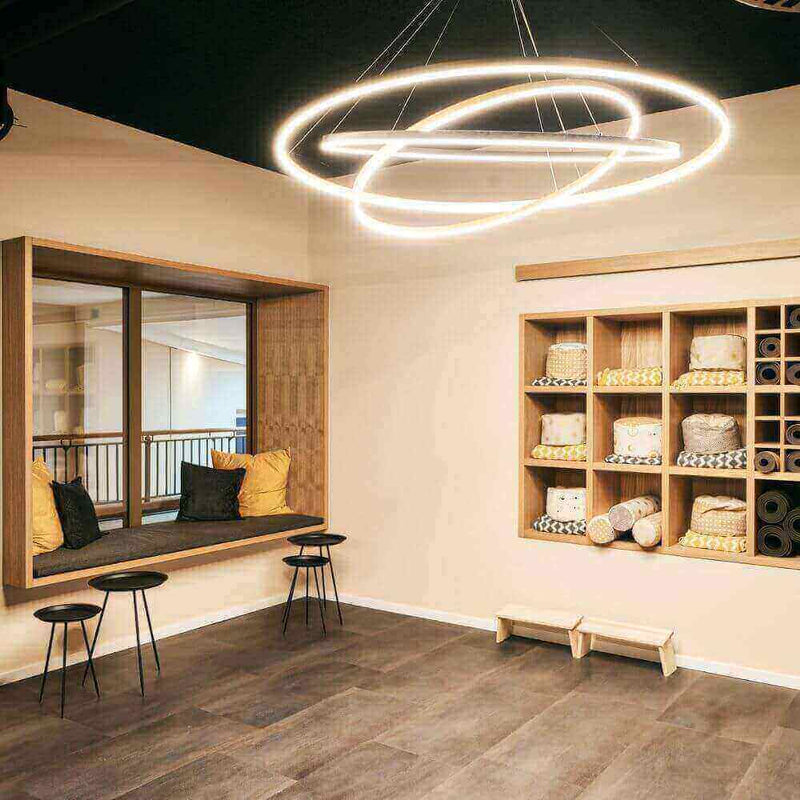 Modernes Interieur mit Leuchten, Holzregal und komfortablem Sitzbereich für ruhige Momente.